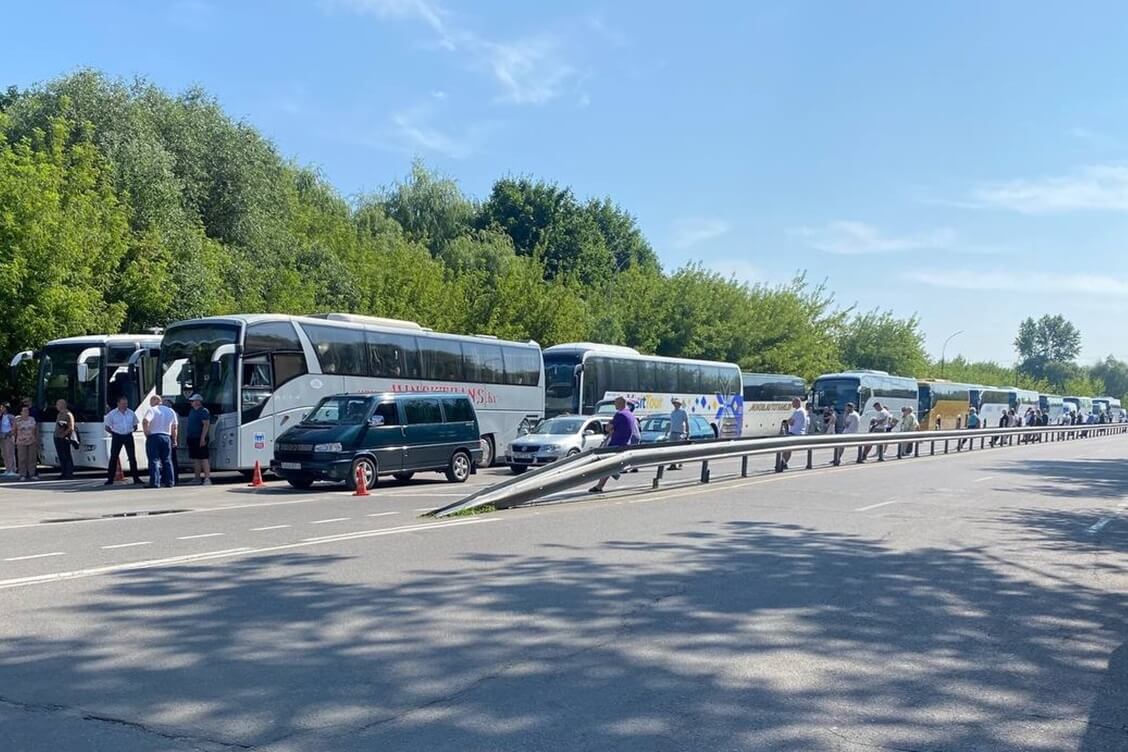 Queues at Belarus-Lithuania border delay buses by 5–8 hours