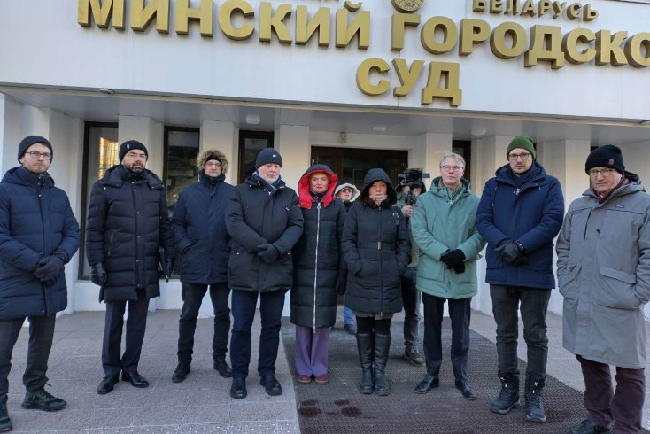 Западные дипломаты приехали к зданию суда поддержать журналиста-политзаключенного Игоря Ильяша